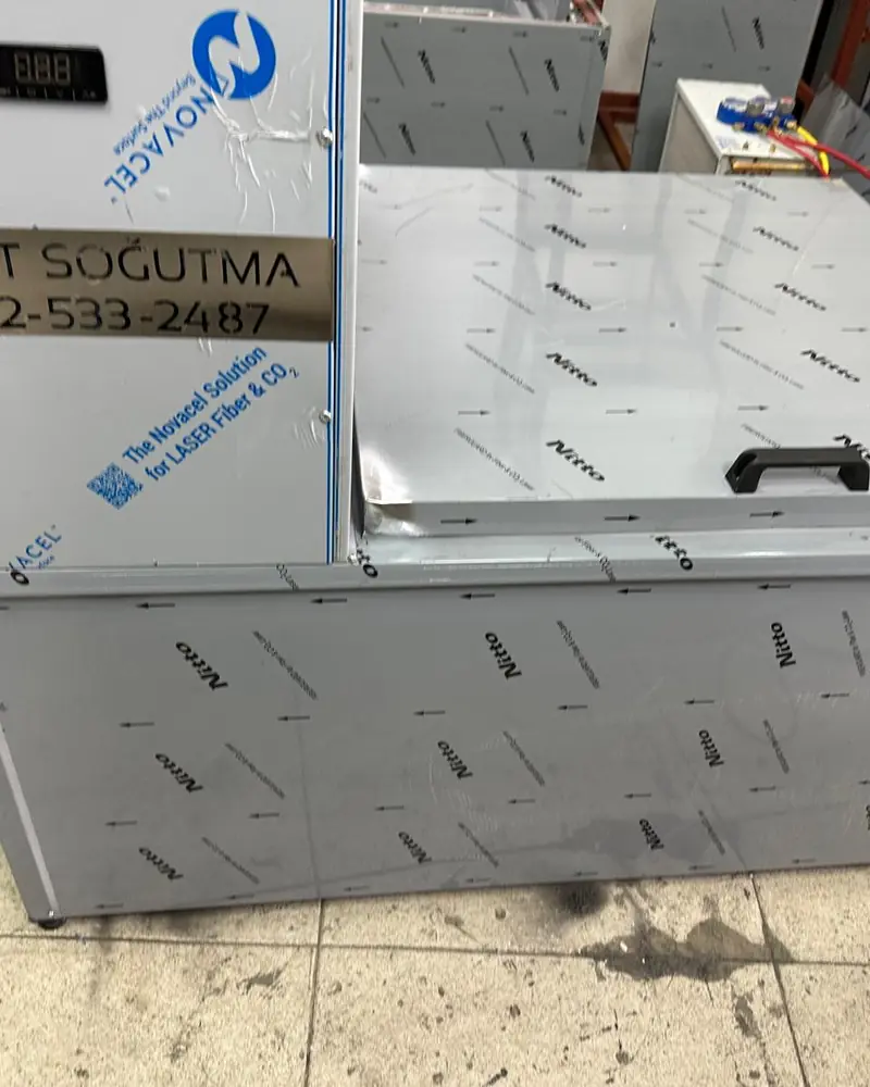 Kalıp buz makinesinin gövdesi ve Murat Soğutma etiketi