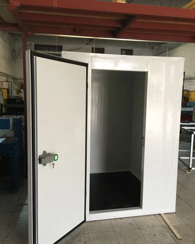 Kapısı açık soğuk oda; içi boş, kalın panel duvarlar