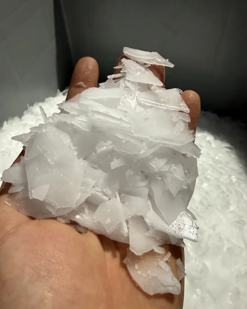 Avuçta makineden yeni çıkmış ince yaprak buz pulları
