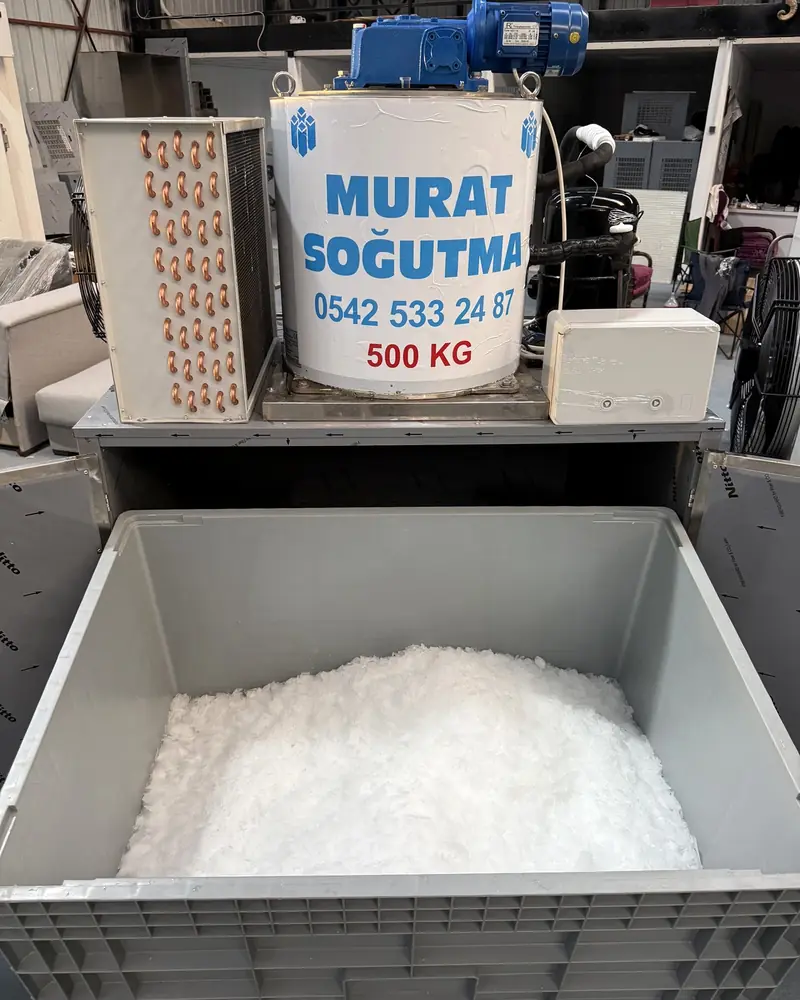 Yaprak buz makinesi ve altında yaprak buzla dolan kasa