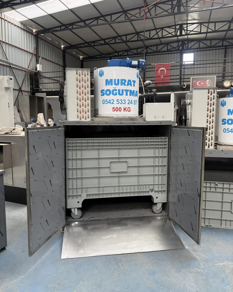 Kapakları açık yaprak buz makinesi, içinde tekerlekli buz kasası